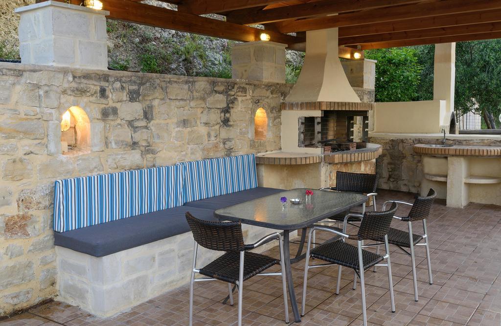 Villa Laga With Pool, 300M To Taverns, Childrens Area, Bbq! Kirianna Exterior photo